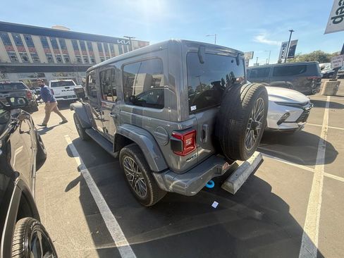 Used 2022 Jeep Wrangler Unlimited Sahara image 4