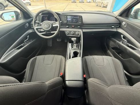 Used 2022 Hyundai Elantra SE FWD image 17