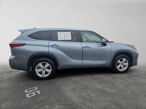 Used 2023 Toyota Highlander LE FWD image 2