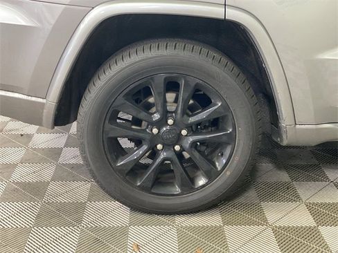 Used 2017 Jeep Grand Cherokee Altitude image 18