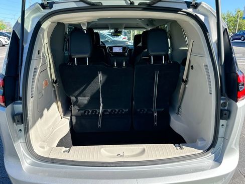 Used 2024 Chrysler Pacifica Limited image 26