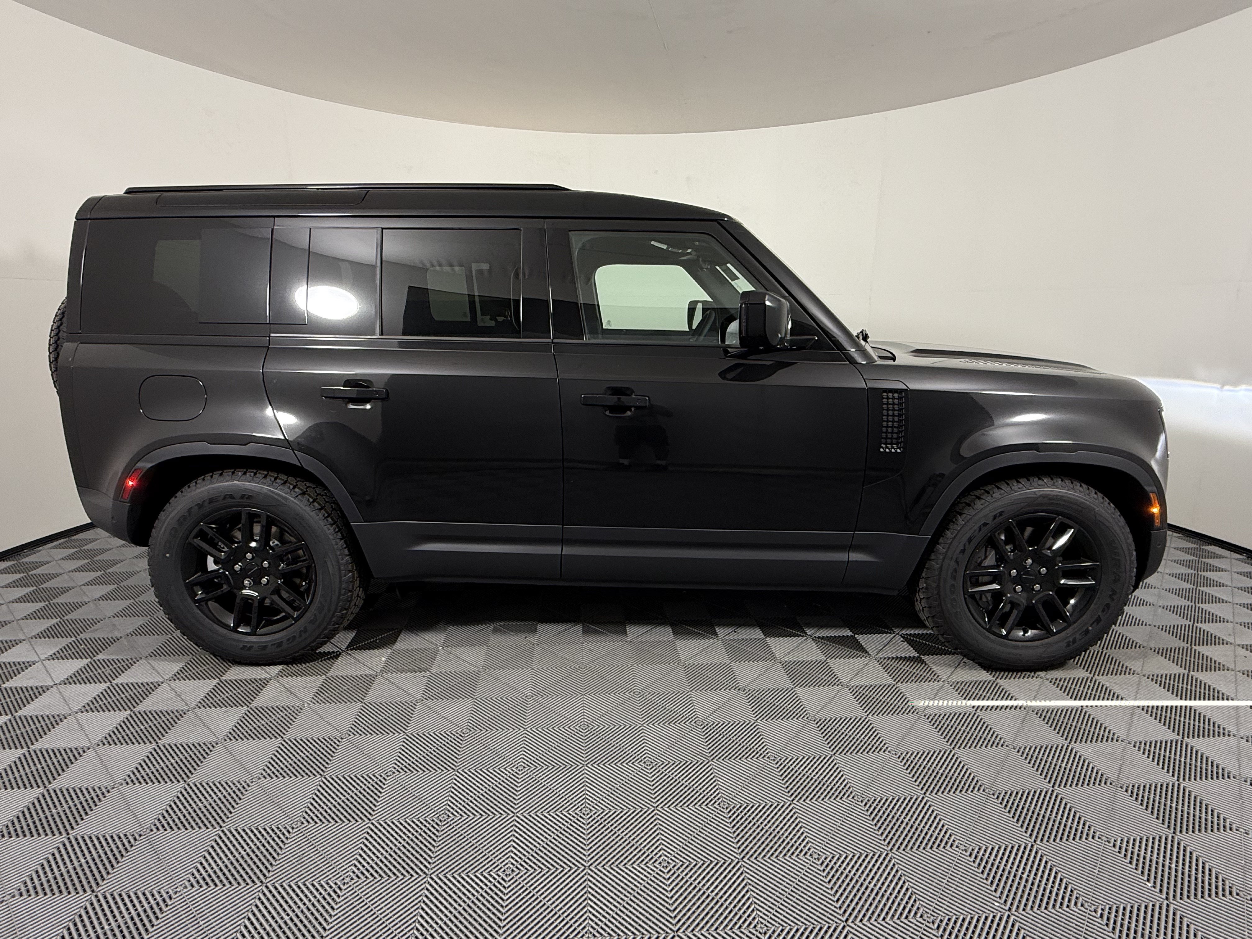 New 2026 Land Rover Defender 110 S AWD/4WD image 8