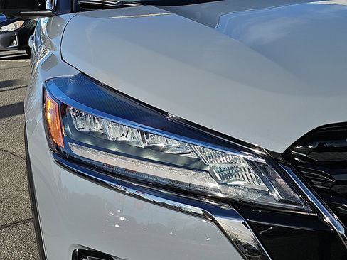 Used 2023 Nissan Kicks SR w/ SR Premium Package image 9