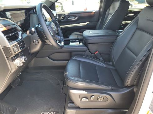 Used 2025 GMC Yukon XL Denali AWD/4WD image 16