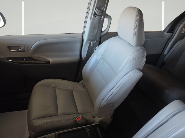 Used 2016 Toyota Sienna XLE w/ Outdoor Package AWD/4WD image 22