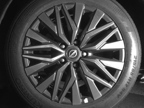 Used 2025 Nissan Altima 2.5 SV FWD image 14