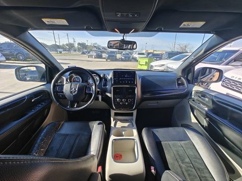 Used 2017 Dodge Grand Caravan SXT FWD image 9