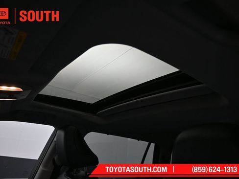 Used 2021 Toyota Highlander XLE AWD/4WD image 21