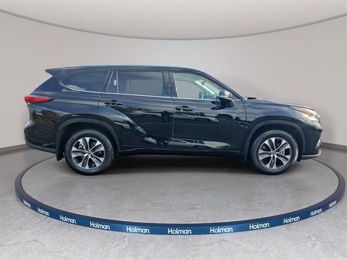 Used 2022 Toyota Highlander XLE image 5