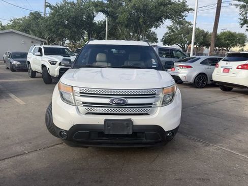 Used 2013 Ford Explorer XLT image 2