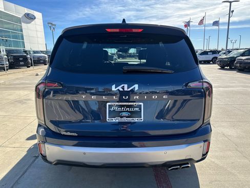 Used 2023 Kia Telluride EX w/ EX Captain's Chair Package image 4