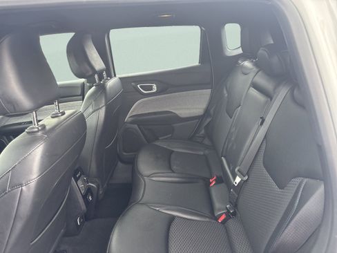 Used 2024 Jeep Compass Latitude image 12