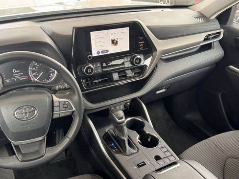 Used 2025 Toyota Highlander LE FWD image 17