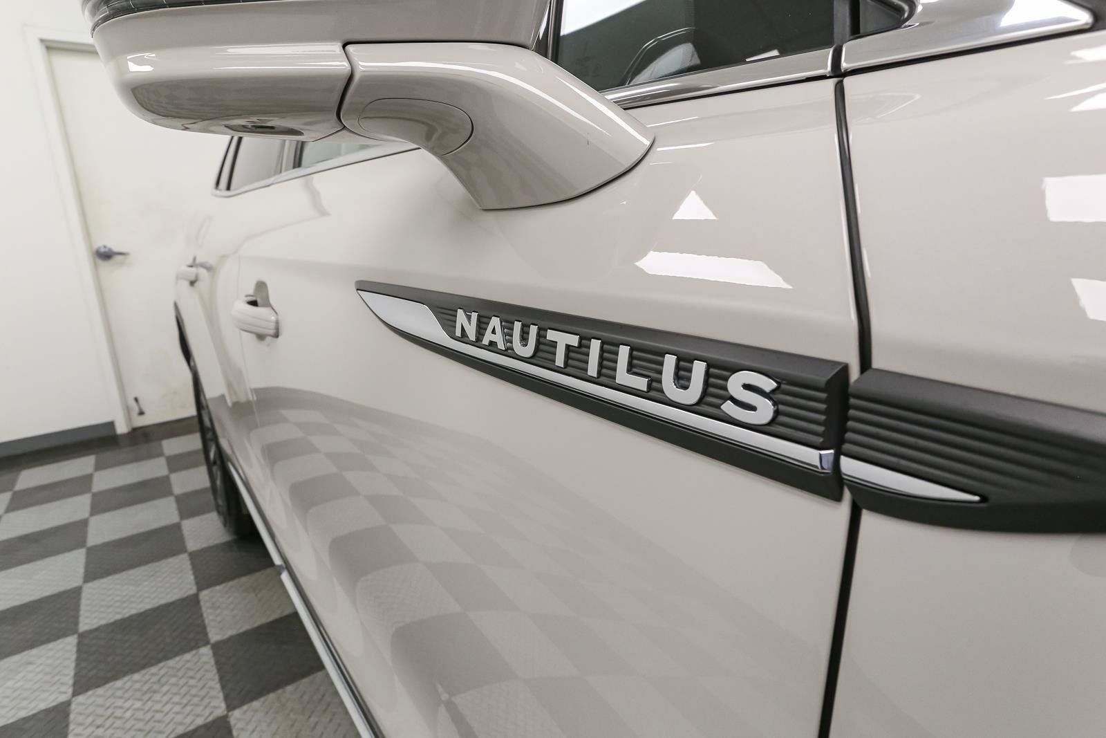 Used 2023 Lincoln Nautilus AWD w/ Premium Package image 7