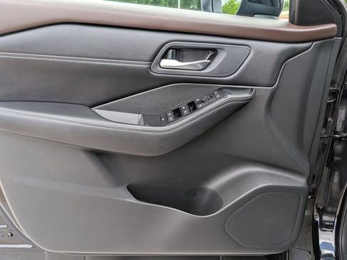 Used 2023 Nissan Rogue SV w/ SV Premium B Package FWD image 10