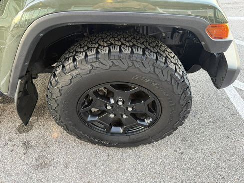 Used 2021 Jeep Gladiator Willys image 15