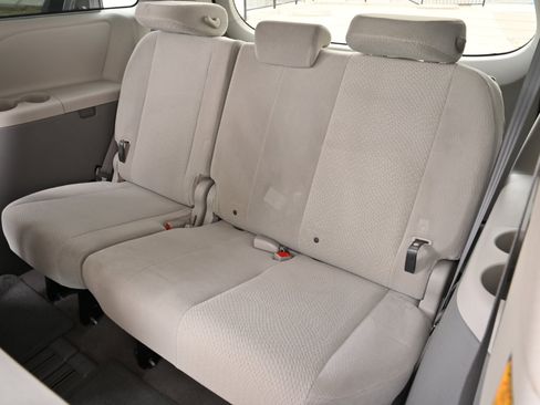 Used 2011 Toyota Sienna LE w/ Towing Pkg image 15