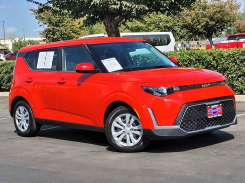 Used 2023 Kia Soul LX image 2