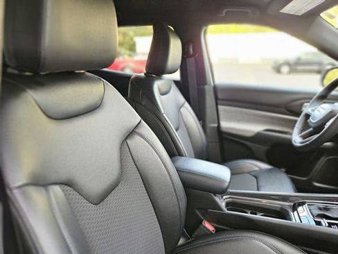 Used 2025 Jeep Compass Latitude AWD/4WD image 14