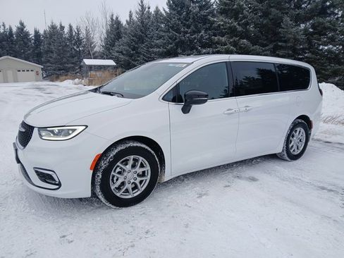 New 2026 Chrysler Pacifica Select image 3