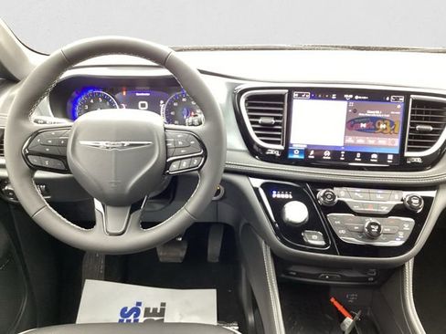 New 2026 Chrysler Pacifica Limited image 11