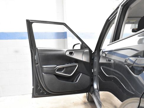 Used 2023 Kia Soul LX w/ LX Technology Package image 9