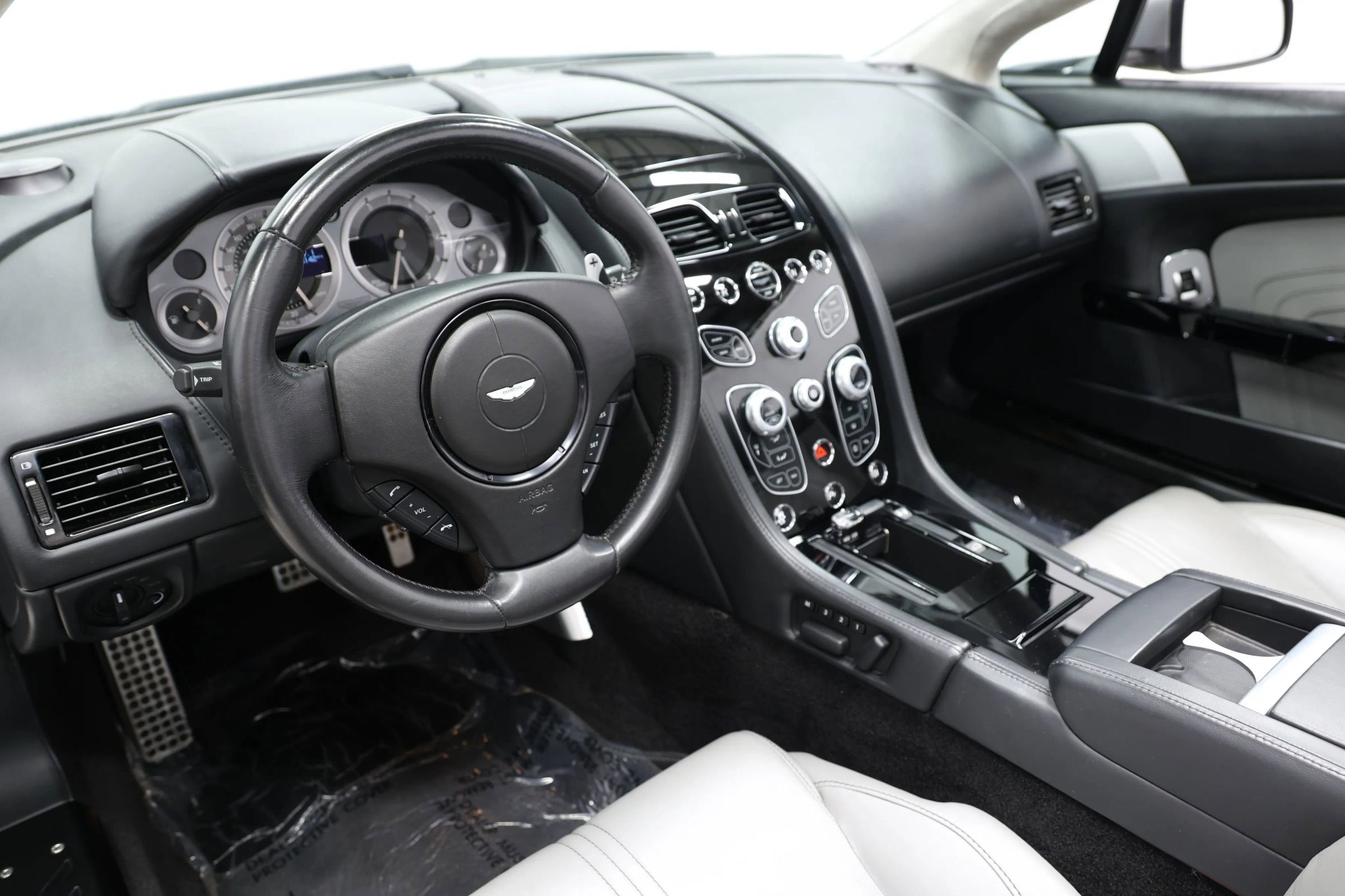Used 2016 Aston Martin V8 Vantage S RWD image 2