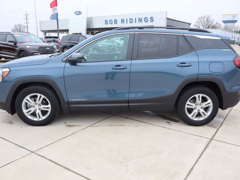 Used 2024 GMC Terrain SLE w/ Driver Convenience Package FWD image 8