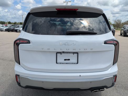 Used 2024 Kia Telluride EX w/ EX Captain's Chair Package FWD image 6
