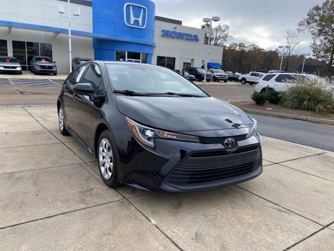 Used 2024 Toyota Corolla LE image 2