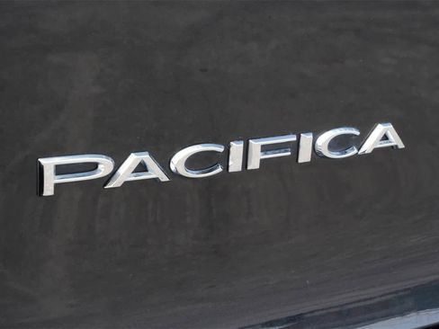 Used 2017 Chrysler Pacifica Touring-L Plus w/ Tire & Wheel Group image 20