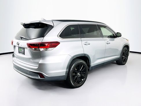 Used 2019 Toyota Highlander SE FWD image 9