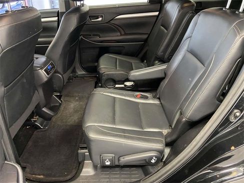 Used 2017 Toyota Highlander XLE image 16