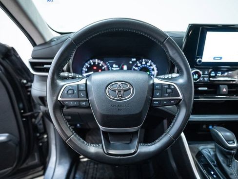 Used 2024 Toyota Highlander LE AWD/4WD image 17
