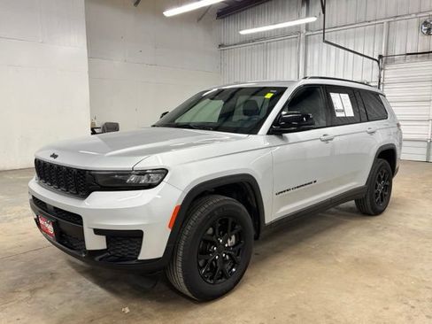 Used 2025 Jeep Grand Cherokee L Altitude RWD image 3