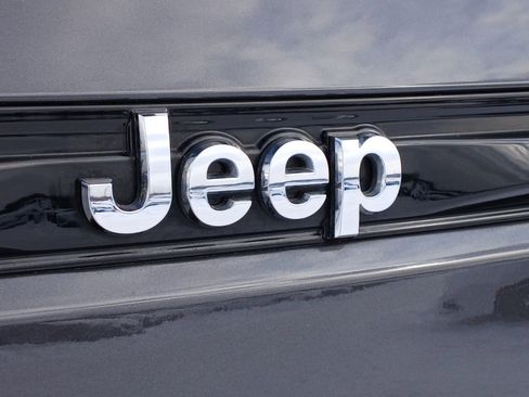 Used 2023 Jeep Grand Cherokee Laredo image 26