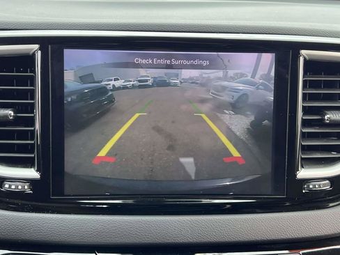 Used 2023 Chrysler Pacifica Touring-L image 29