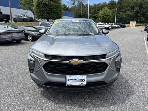 Used 2026 Chevrolet Trax LS w/ LS Convenience Package FWD image 3
