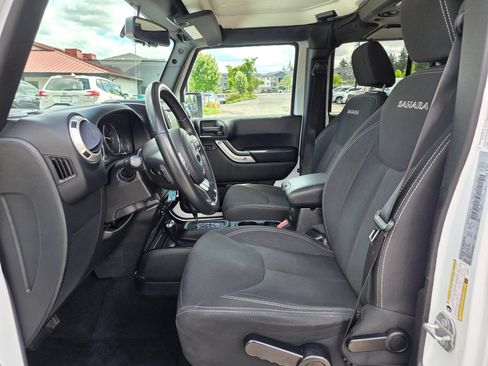 Used 2018 Jeep Wrangler Unlimited Sahara w/ Connectivity Group AWD/4WD image 20