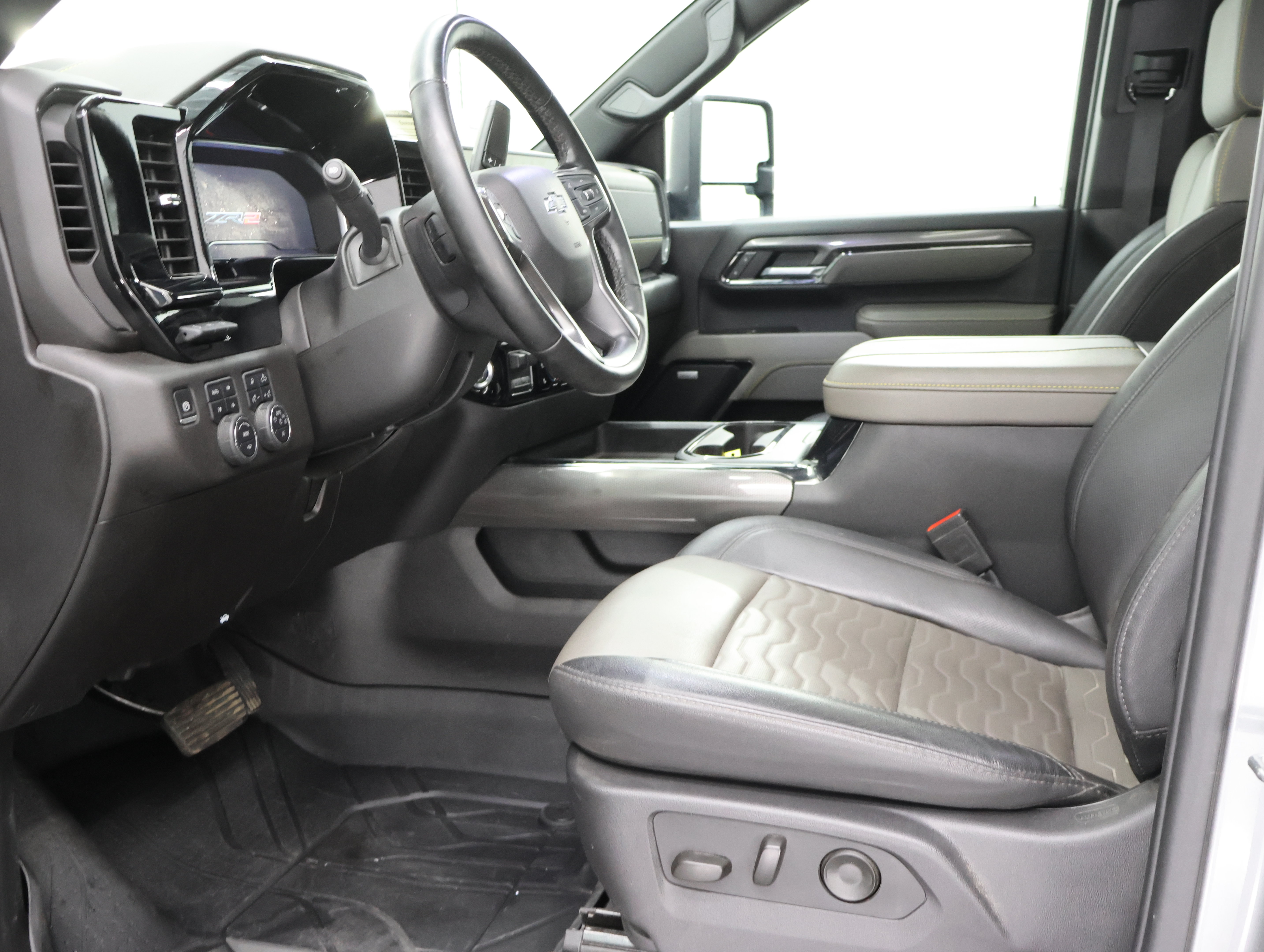 Used 2025 Chevrolet Silverado 2500 ZR2 w/ Technology Package AWD/4WD image 8