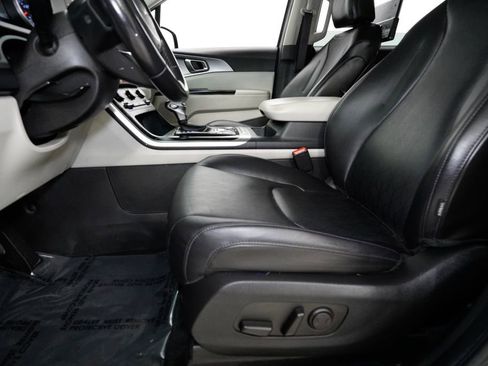 Certified 2022 Kia Carnival LX image 9