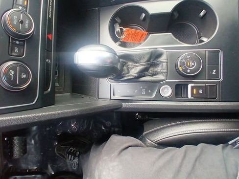 Used 2020 Volkswagen Atlas Cross Sport SE image 19