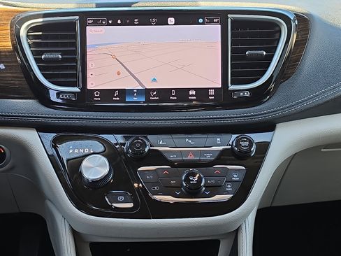 Used 2023 Chrysler Pacifica Limited FWD image 23