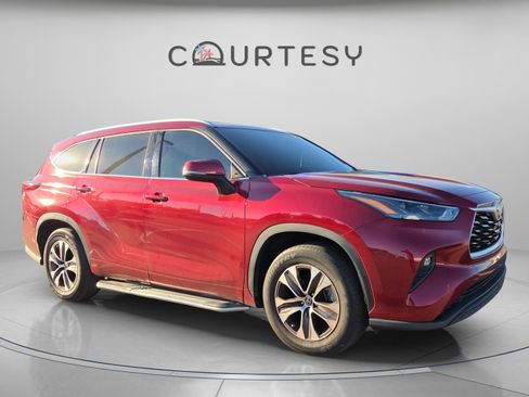 Used 2022 Toyota Highlander XLE image 5