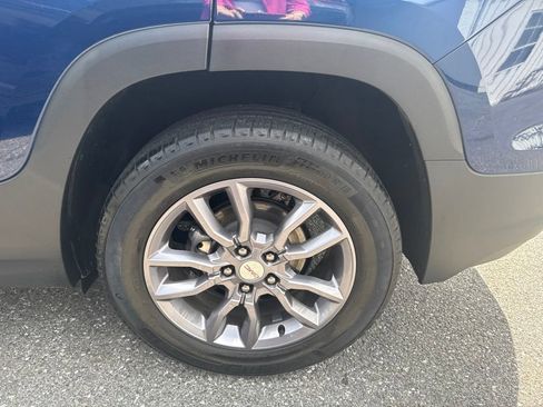 Used 2023 GMC Terrain SLT AWD/4WD image 5