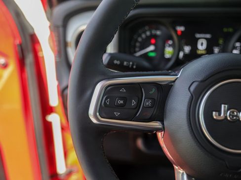 Used 2025 Jeep Wrangler Unlimited Sahara image 14