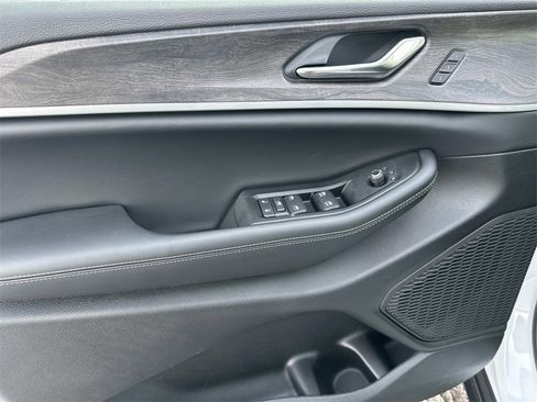 New 2025 Jeep Grand Cherokee L Limited w/ Black Appearance Package image 12