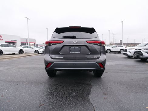 Used 2023 Toyota Highlander Limited image 4
