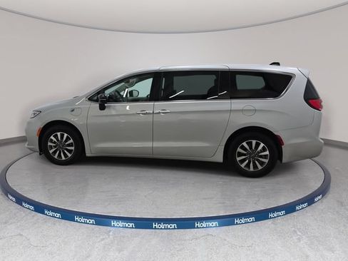 Used 2024 Chrysler Pacifica Limited FWD image 9