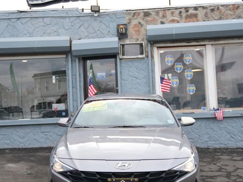 Used 2023 Hyundai Elantra SEL w/ Convenience Package image 1